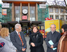 Foto: Spitzengespräch vor dem Trierer Hauptbahnhof