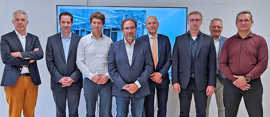 Den Fototermin zum ersten kleinen Jubiläum des Datacenters mit SWT-Vorstand Arndt Müller (2.v.r.) nutzen die Vertreter der beteiligten Unternehmen und Verbände bei ihrem Treffen im ETP auch zu einem Austausch über die aktuelle Entwicklung ihres gemeinsamem IT-Unternehmens. Foto: Stadtwerke