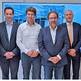 Den Fototermin zum ersten kleinen Jubiläum des Datacenters mit SWT-Vorstand Arndt Müller (2.v.r.) nutzen die Vertreter der beteiligten Unternehmen und Verbände bei ihrem Treffen im ETP auch zu einem Austausch über die aktuelle Entwicklung ihres gemeinsamem IT-Unternehmens. Foto: Stadtwerke