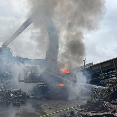 Der brennende Bagger auf dem Gelände des Industriebetriebs.