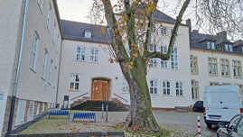 Vorplatz der Johann-Hermann-Grundschule in Euren