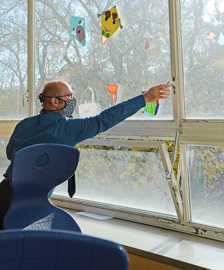 Carsten Stiller, Schulleiter am HGT, öffnet ein Fenster in einem Klassenraum.