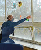 Carsten Stiller, Schulleiter am HGT, öffnet eines der Fenster in einem Klassenraum. Dort gibt es jeweils auch Unterfenster, die für eine zusätzliche Luftzufuhr gekippt werden können.