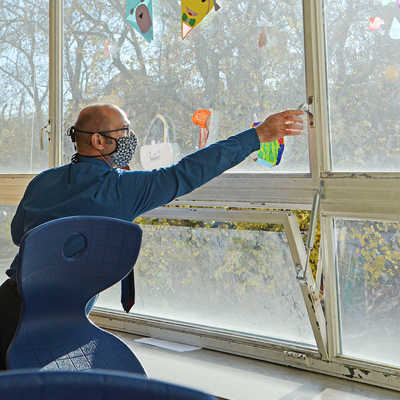 Carsten Stiller, Schulleiter am HGT, öffnet eines der Fenster in einem Klassenraum. Dort gibt es jeweils auch Unterfenster, die für eine zusätzliche Luftzufuhr gekippt werden können.