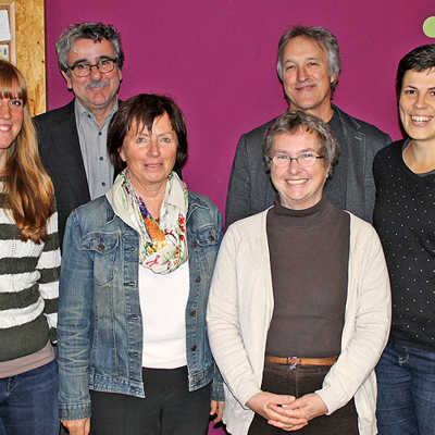 Die Geschäftsführerin des Agenda-Vereins, Sophie Lungershausen (l.), freut sich über den neu gewählten
Vorstand mit Prof. Hans-Jürgen Bucher (2. v. r.) und Julia Schneider (r.) an der Spitze. Dr. Hubert Schnabel (2. v. l.), Dr.
Margret Craemer (3. v. l.) und Helga Büdenbender (2. v. r.) gehören ebenfalls dem Vorstand an. Foto: LA 21