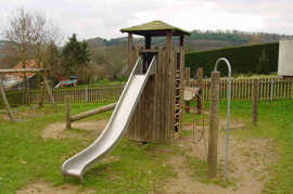 Kletterturm mit Rutsche