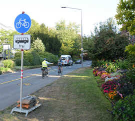 Eine gelbe Markierung teilt die Christophstraße, die rechte Seite ist für den Fahrradverkehr. 