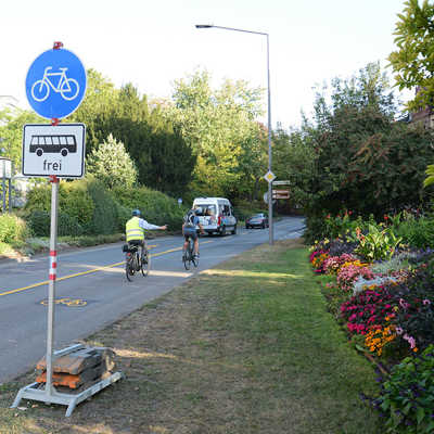 Eine Spur für Fahrräder und Busse, eine für Pkws: Diese Lösung war während der Testphase im Herbst 2020 in der Christophstraße weitgehend unproblematisch.
