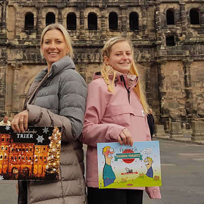 Susanne Schneider von der TTM (links) wirbt für 24 Türchen mit Schokolade. Theresa Becker zieht den kalorienarmen Kalender vor. Foto: TTM