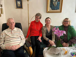 Inge und Robert Lambio sitzen gemeinsam mit Bürgermeisterin Elvira Garbes und Trier-Süds Ortsvorsteherin Nicole Helbig im Wohnzimmer.