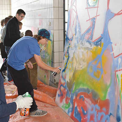 Für den Eingang ihres Clubs gestalten Jugendliche ein Graffiti-Kunstwerk. Die Stadtjugendpflege fördert die Aktion. Foto: JZ Euren