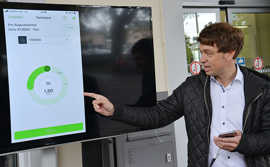 SWT-Projektleiter Frank Vanzetta erläutert am Großbildschirm die Funktionen der Pay-by-Phone-App für die Bezahlung der Parkgebühr mit dem Handy.