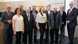 Polizeipräsident Lothar Schömann (l.) und OB Wolfram Leibe (r.) mit den Preisträgern Irene Hinger, Carsten Pfennig, Walter Krumscheid, Carl Koch, Katarina Steimann, Dominik Quary, Wolfgang Marbach und Kerstin Wacht (v. l.). Foto: M. Anders 