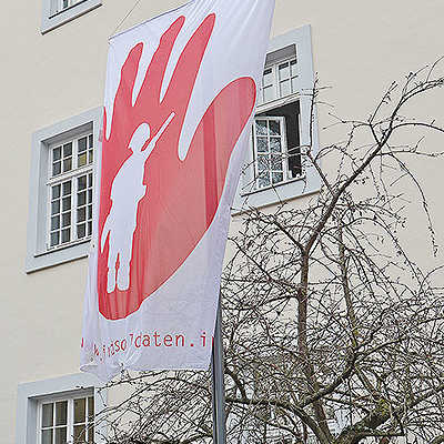 Auch in der Corona-Krise hängt die Red-Hand-Fahne vor dem Rathaus. OB Wolfram Leibe (l.) hisste sie zusammen mit Schülern vom FWG, HGT und der IGS.