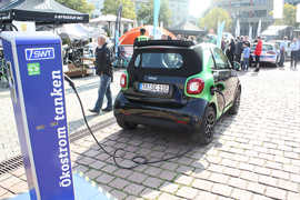 Ladepunkt der Stadtwerke beim Erlebnistag Elektromobilität 2017 auf dem Viehmarktplatz.