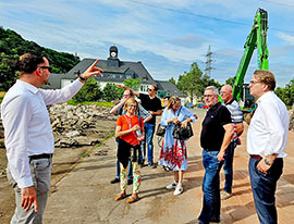 EGD-Geschäftsführer David Becker erläutert den Besuchern die aktuellen Baumaßnahmen im Rahmen des Projekts im Westen. Foto: CDU