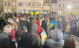 Teilnehmerinnen und Teilnehmer der Demo gegen den Krieg in der Ukraine auf dem Vorplatz der Porta Nigra. Foto: FDP
