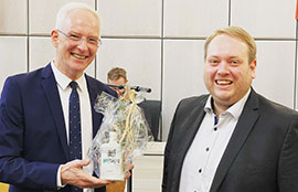 Mit einem Geschenk gratuliert FDP-Fraktionsvorsitzender Tobias Schneider OB Wolfram Leibe zu seiner Ernennung für eine zweite Amtszeit.
