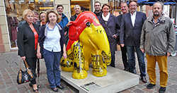 Die FWG-Kommunalpolitiker vor dem Elefanten mit dem Trier-Motto. 