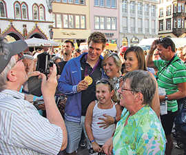 Fans lassen sich nach dem Empfang auf dem Hauptmarkt mit Goldmedaillengewinner Richard Schmidt fotografieren.