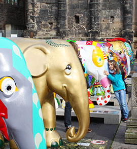 Zum Abschluss der Elephant Parade versammeln sich die Elefanten vor der Porta Nigra.