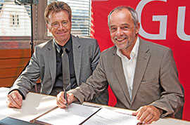 OB Klaus Jensen (r.) und Finanzminister Carsten Kühl unterzeichnen den Zielkatalog des Bündnisses.