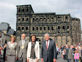 Joachim Gauck, Malu Dreyer, Klaus Jensen und Daniela Schadt (v.r.) stellen sich vor dem Trierer Wahrzeichen den Fotografen.
