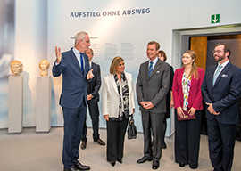 OB Leibe heißt Großherzog Henri und seine Familie in der Nero-Ausstellung im Landesmuseum willkommen.