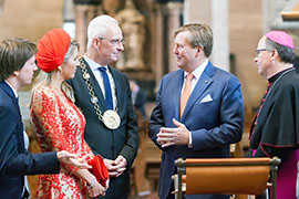 König Willem Alexander und Königin Máxima besichtigen den Dom.