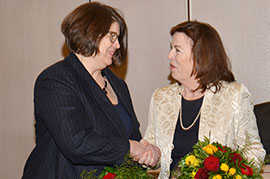 Bürgermeisterin Angelika Birk gratuliert ihrer Nachfolgerin Elvira Garbes.