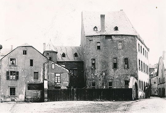 Blick auf das Haus Jakobsgasse 31 (nicht mehr vorhanden). (Aufnahme vor 1890, Archiv der städtischen Denkmalpflege)