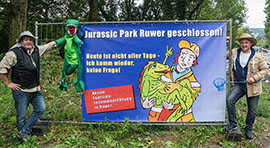 Aktivisten mit Plakat Jurassic Park Ruwer.