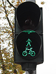 Kombiniertes Ampelsignal Fahrrad und Fußgänger.