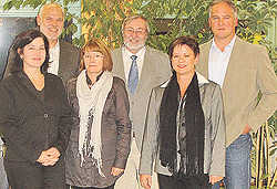 Foto: Die FDP-Fraktion in der Berufsbildenden Schule Wirtschaft zusammen mit Schulleiter Reinhold Hoffmann (links hinten) und Studiendirektorin Judith Freeman (vorne rechts).