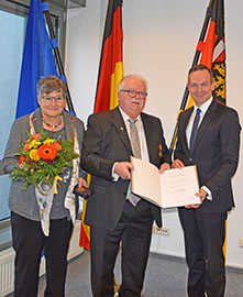 Staatsminister Volker Wissing überreicht Matthias Melchisedech die Urkunde zur Verdienstmedaille des Landes Rheinland-Pfalz. Foto: CDU