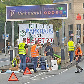 Aktivisten versammeln sich vor der Einfahrt zur Tiefgarage am Viehmarkt. Foto: CDU