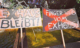 Plakate auf der Demonstration für das Exhaus.