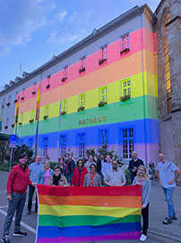 Die SPD-Fraktion zeigt die Regebogen-Flagge.