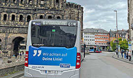 Ein Stadtbus steht vor der Porta Nigra. Foto: CDU