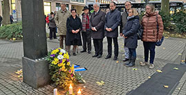 Mitglieder der CDU-Fraktion gedenken an der Stele in der Zuckerbergstraße der Opfer des Pogroms vom November 1938. Foto: CDU