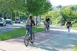 Der klassische, von der Fahrbahn abgesetzte Radweg bietet für Radfahrer, die sich im fließenden KfZ-Verkehr unwohl fühlen, einen guten Komfort.