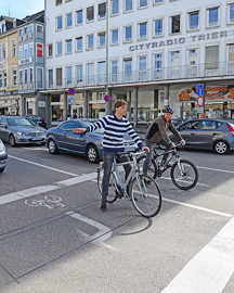 An Kreuzungen mit Ampeln kann für Radfahrer eine aufgeweitete Aufstellfläche markiert sein, die sich vor den Fahrspuren der Autofahrer befindet.