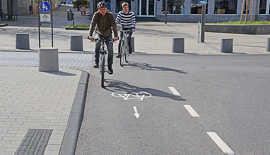 Wie der Radfahrstreifen befindet sich auch der mit Piktogrammen und Pfeilen gekennzeichnete Schutzstreifen für den Fahrradverkehr auf der Fahrbahn.