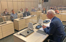 OB Wolfram Leibe leitet im Rathaussaal den Krisenstab der Stadtverwaltung.