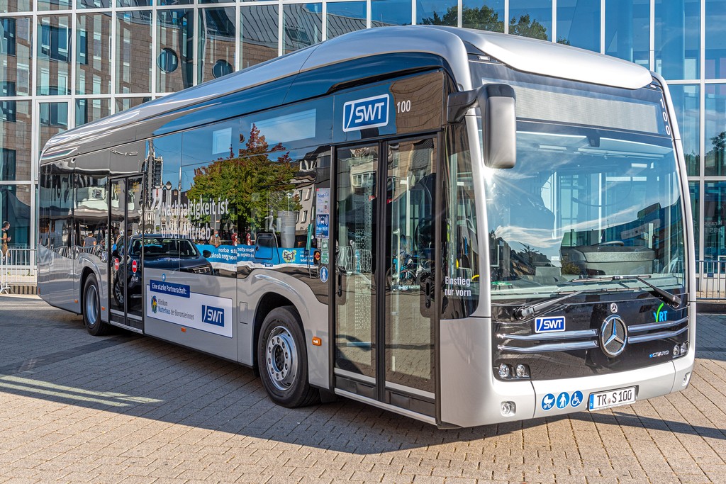 Am „Tag der alternativen Antriebe“ auf dem Viehmarkplatz präsentierten die Stadtwerke Trier (SWT) auch den neuen Elektrobus Mercedes eCitaro.