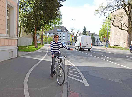 Hindenburgstraße: Überführung eines Radwegs auf die Fahrbahn