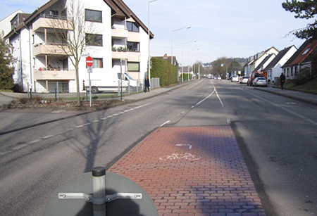 Beispiel direktes Abbiegen (Straßburger Allee): Da hier nur Fahrräder einbiegen dürfen wurde der zentrale Abbiegestreifen als Radaufstellfläche ausgebildet.