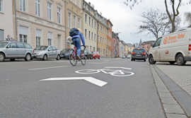 Seit 2017 signalisieren die Piktogramme in der Weberbach und der Paulinstraße, dass Radverkehr zu erwarten ist.